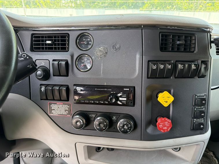 image for item YA1605 2019 Peterbilt 579 semi truck