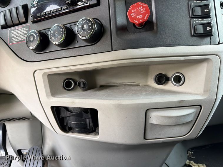 image for item YA1605 2019 Peterbilt 579 semi truck