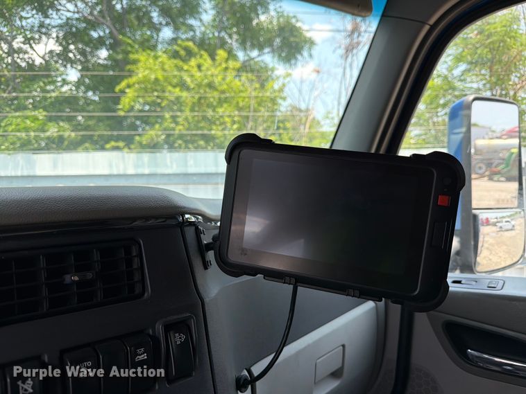 image for item YA1605 2019 Peterbilt 579 semi truck