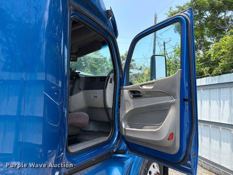 image for item YA1605 2019 Peterbilt 579 semi truck