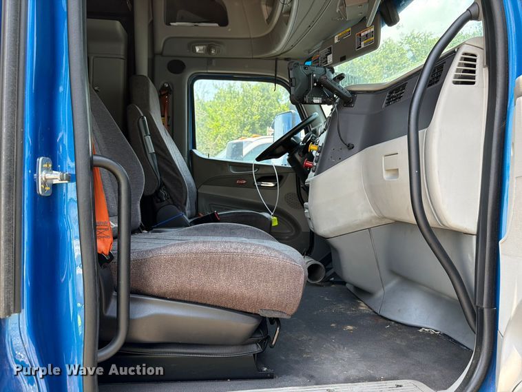 image for item YA1605 2019 Peterbilt 579 semi truck