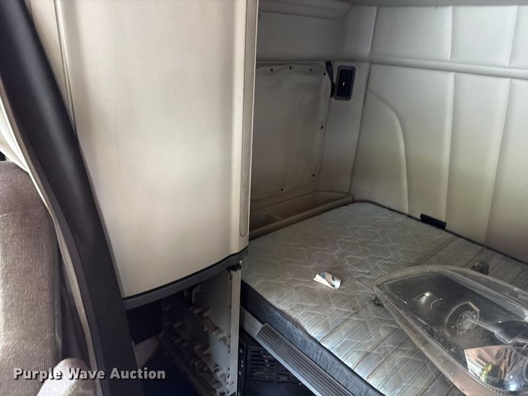 image for item YA1605 2019 Peterbilt 579 semi truck