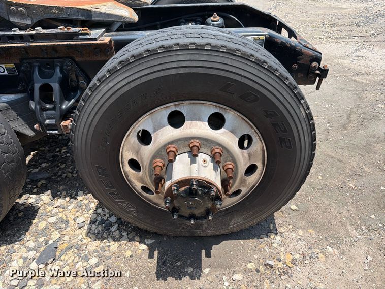 image for item YA1605 2019 Peterbilt 579 semi truck