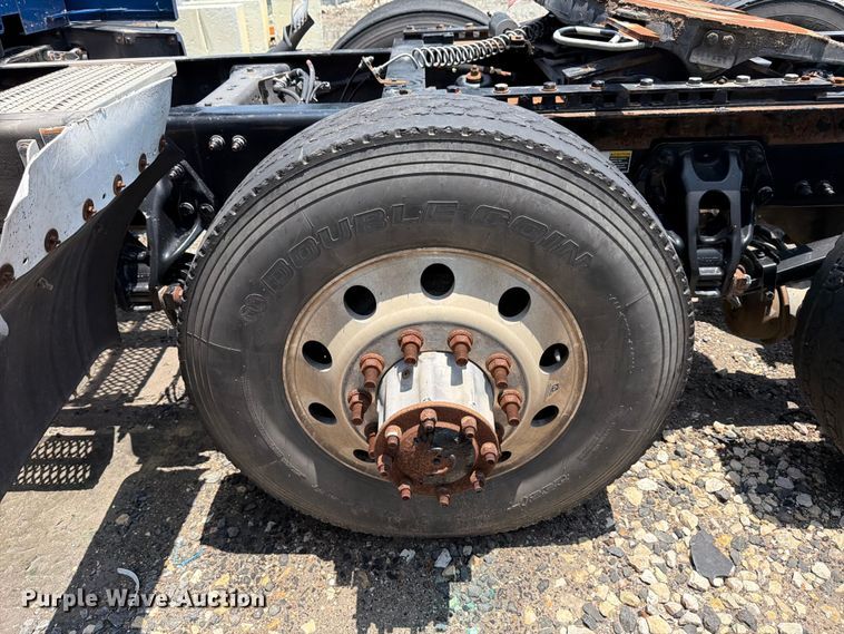 image for item YA1605 2019 Peterbilt 579 semi truck