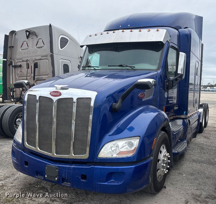 image for item YA1626 2019 Peterbilt 579 semi truck