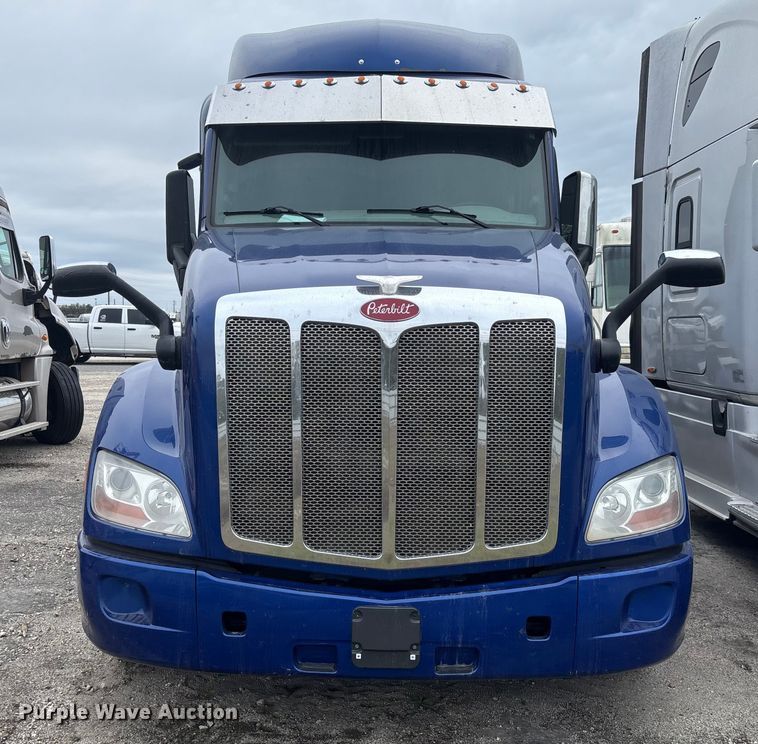 image for item YA1626 2019 Peterbilt 579 semi truck