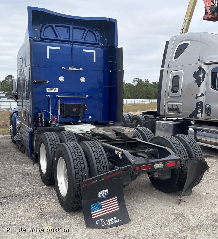 image for item YA1626 2019 Peterbilt 579 semi truck