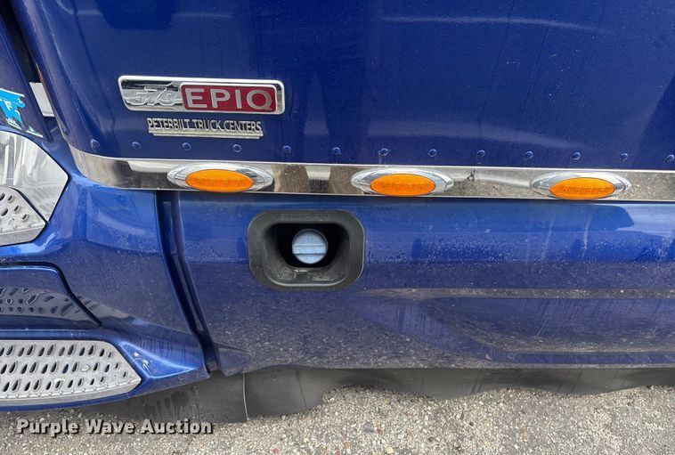 image for item YA1626 2019 Peterbilt 579 semi truck