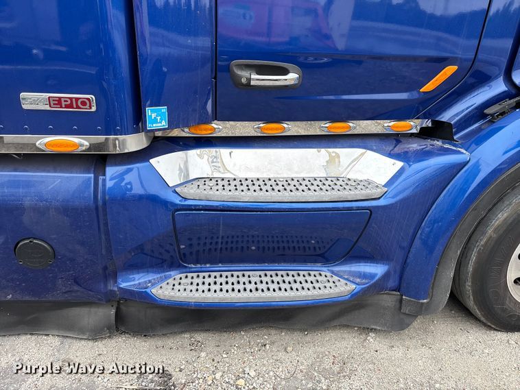 image for item YA1626 2019 Peterbilt 579 semi truck