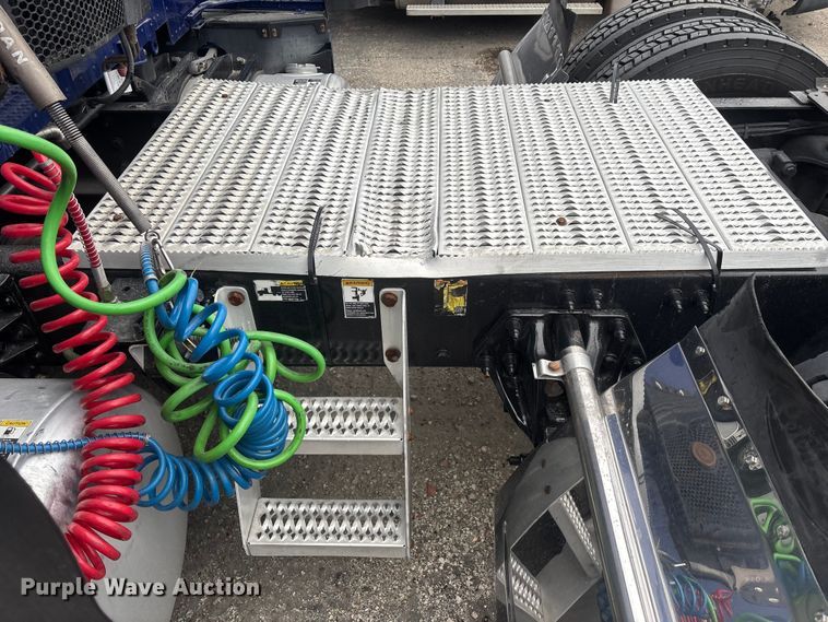 image for item YA1626 2019 Peterbilt 579 semi truck