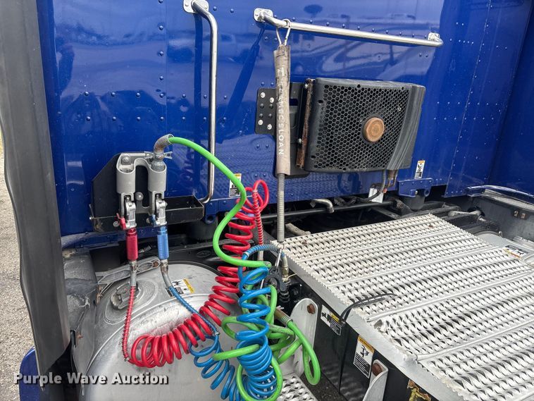 image for item YA1626 2019 Peterbilt 579 semi truck