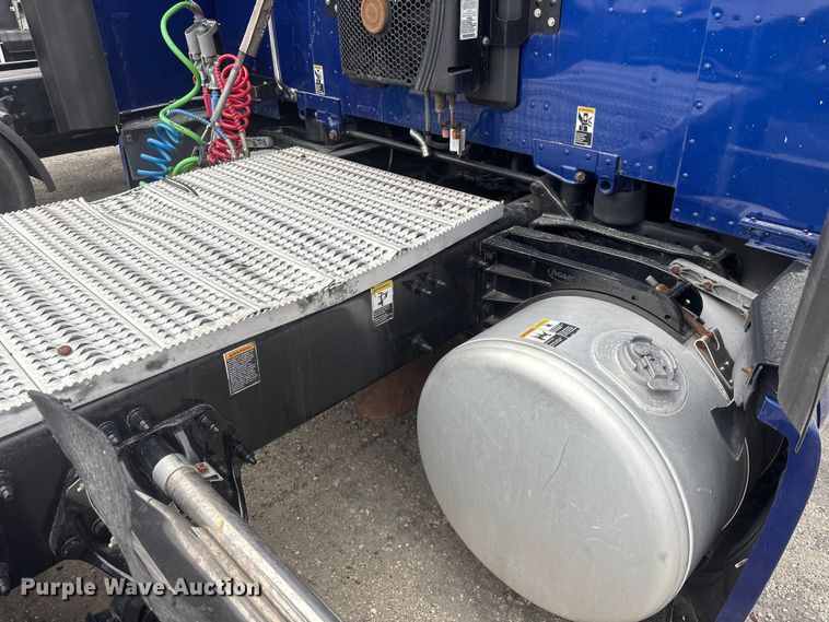 image for item YA1626 2019 Peterbilt 579 semi truck