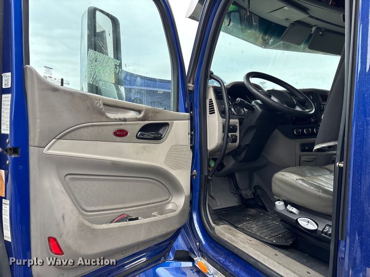 image for item YA1626 2019 Peterbilt 579 semi truck