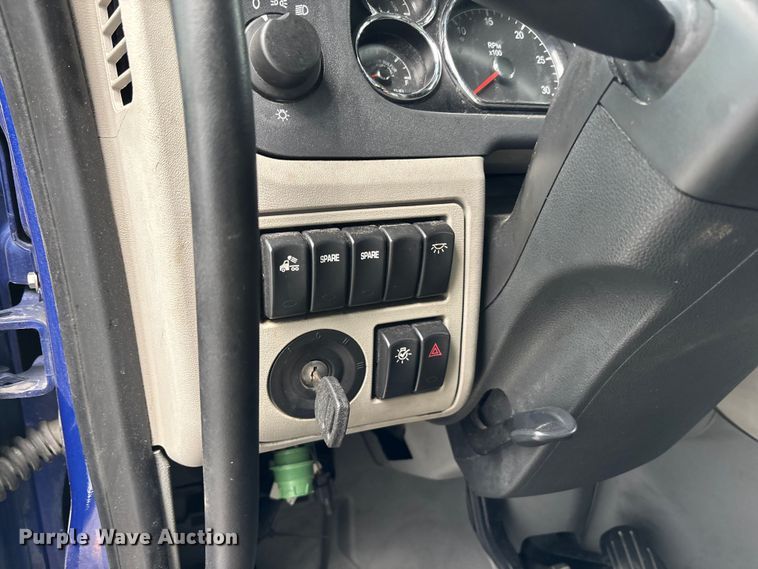 image for item YA1626 2019 Peterbilt 579 semi truck