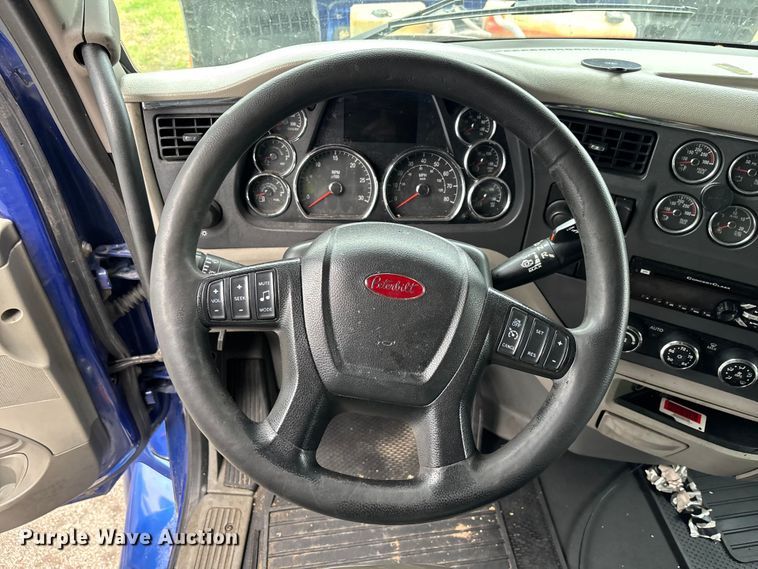 image for item YA1626 2019 Peterbilt 579 semi truck