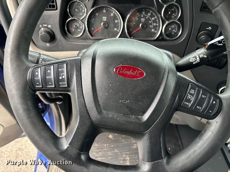 image for item YA1626 2019 Peterbilt 579 semi truck