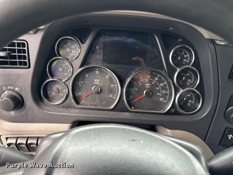 image for item YA1626 2019 Peterbilt 579 semi truck
