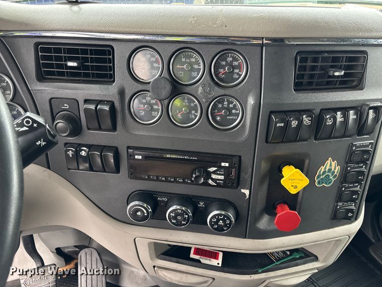 image for item YA1626 2019 Peterbilt 579 semi truck