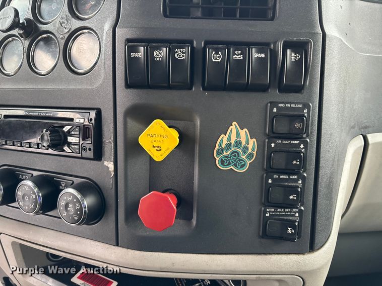 image for item YA1626 2019 Peterbilt 579 semi truck