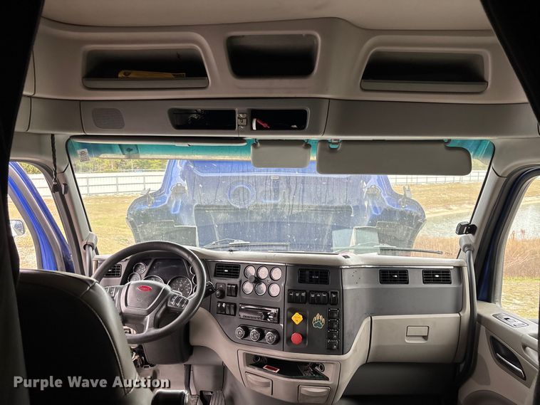 image for item YA1626 2019 Peterbilt 579 semi truck