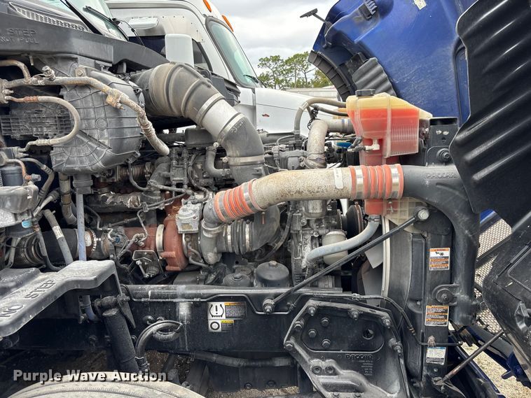 image for item YA1626 2019 Peterbilt 579 semi truck