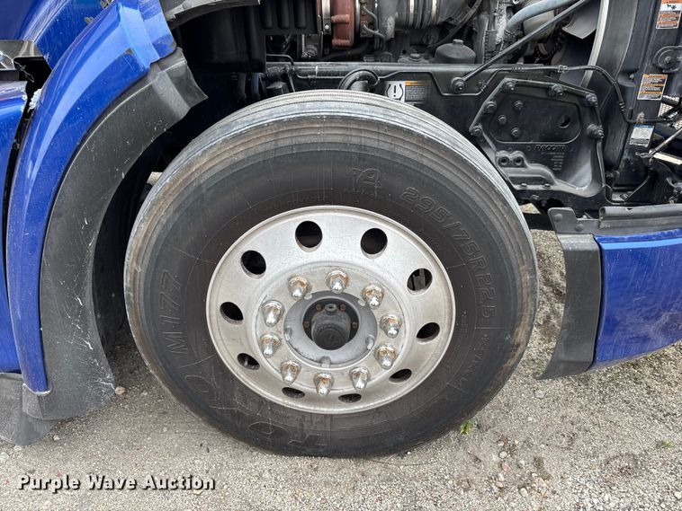 image for item YA1626 2019 Peterbilt 579 semi truck
