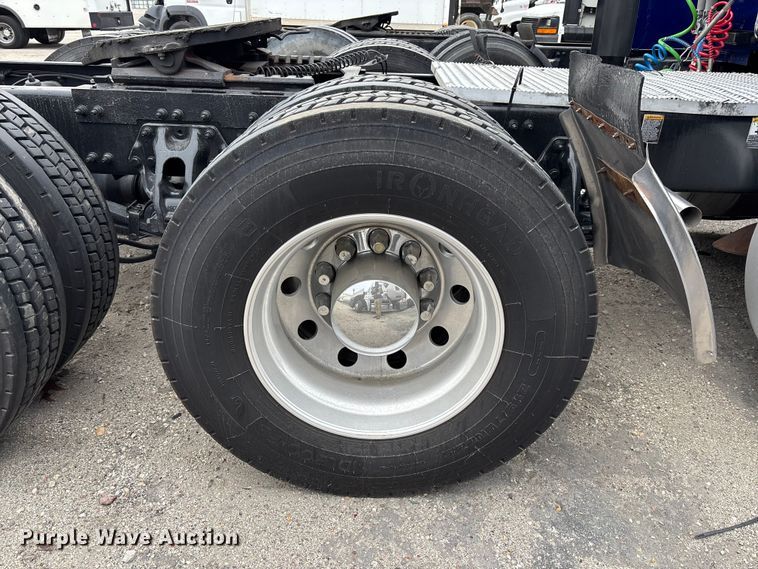 image for item YA1626 2019 Peterbilt 579 semi truck