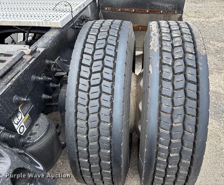 image for item YA1626 2019 Peterbilt 579 semi truck