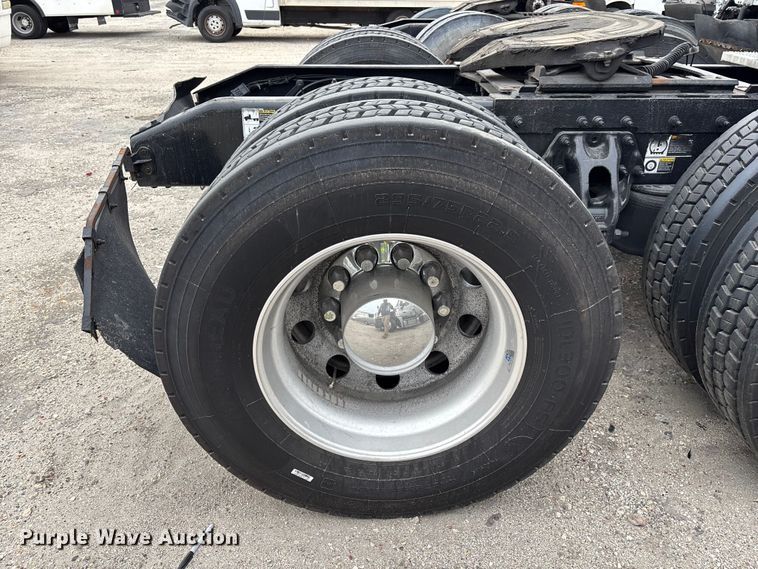 image for item YA1626 2019 Peterbilt 579 semi truck