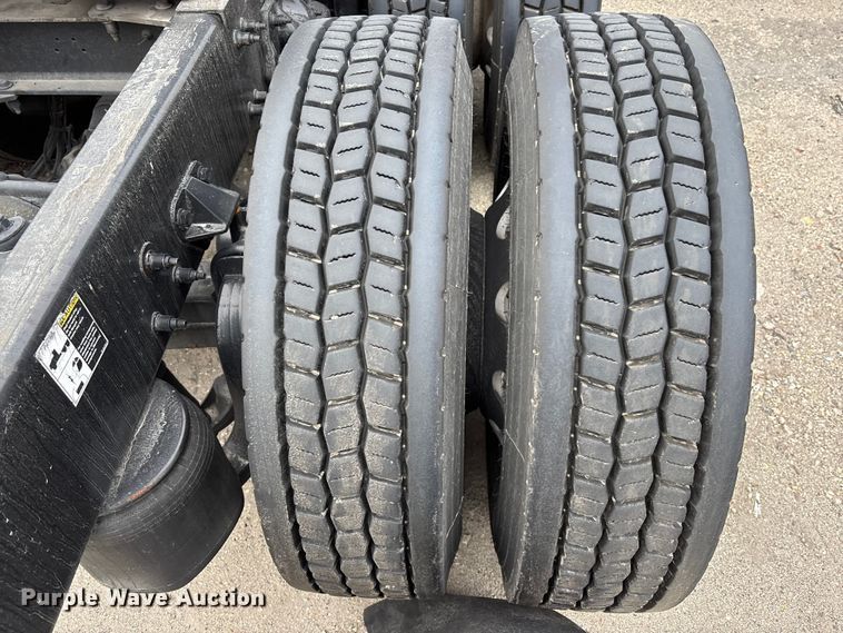 image for item YA1626 2019 Peterbilt 579 semi truck