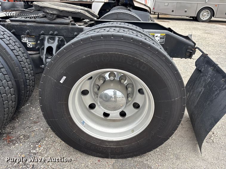 image for item YA1626 2019 Peterbilt 579 semi truck