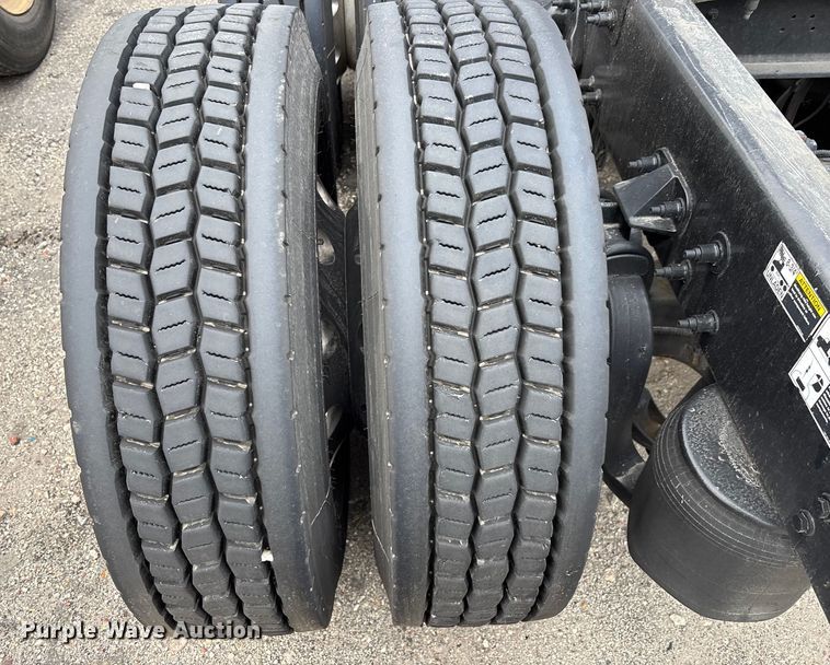 image for item YA1626 2019 Peterbilt 579 semi truck