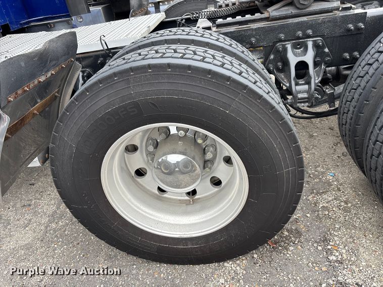 image for item YA1626 2019 Peterbilt 579 semi truck