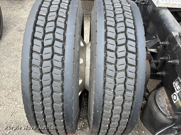 image for item YA1626 2019 Peterbilt 579 semi truck