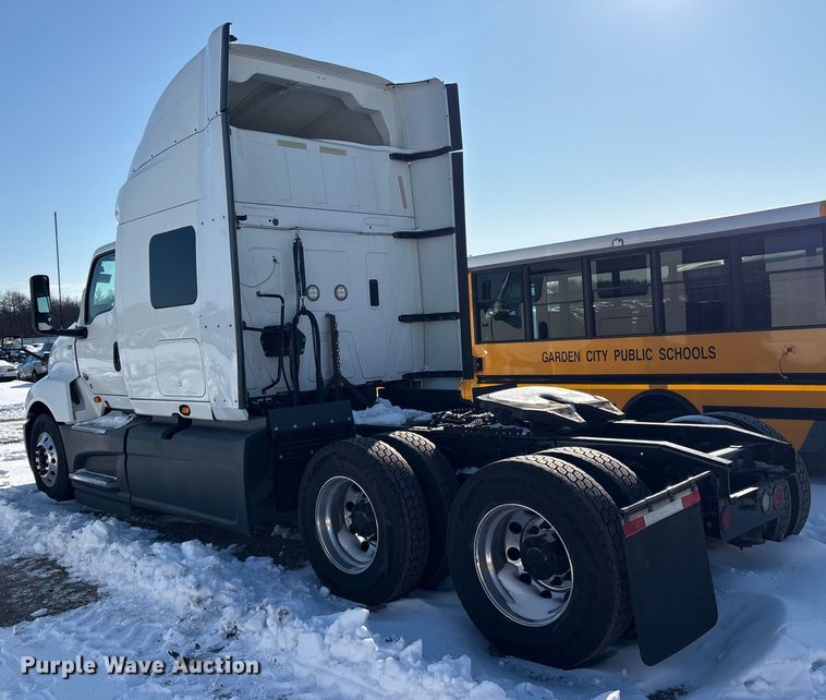 image for item YA1668 2019 International LT625 semi truck