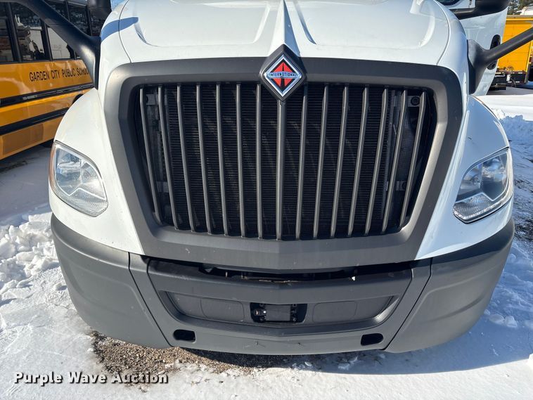 image for item YA1668 2019 International LT625 semi truck