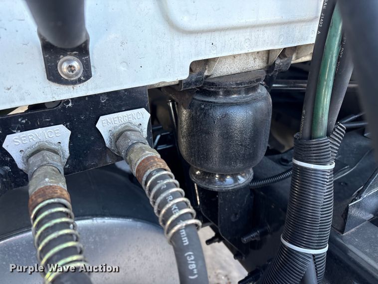 image for item YA1668 2019 International LT625 semi truck