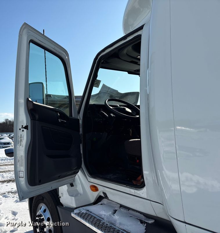image for item YA1668 2019 International LT625 semi truck