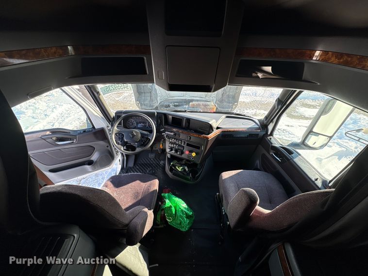 image for item YA1668 2019 International LT625 semi truck