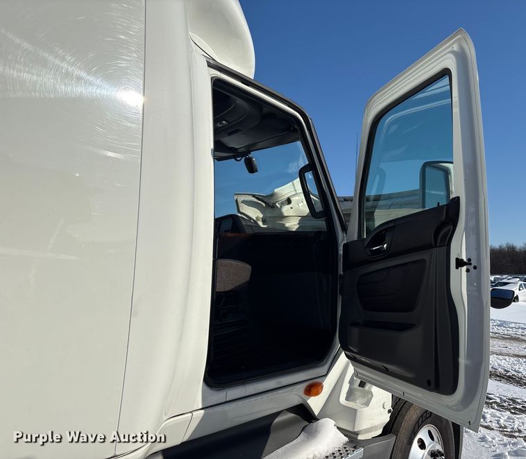 image for item YA1668 2019 International LT625 semi truck