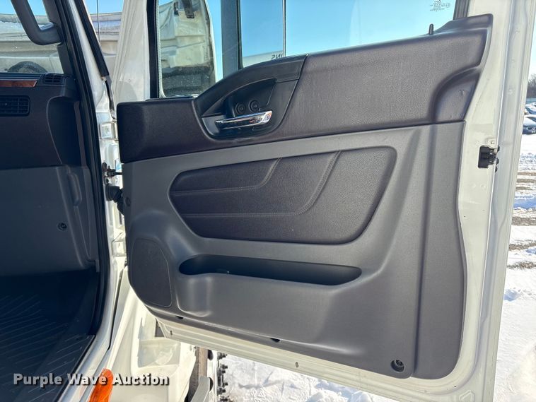 image for item YA1668 2019 International LT625 semi truck