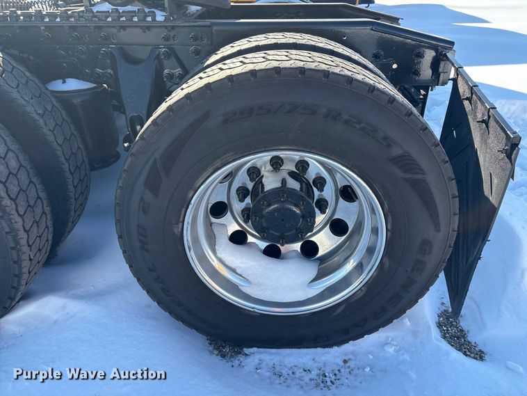 image for item YA1668 2019 International LT625 semi truck