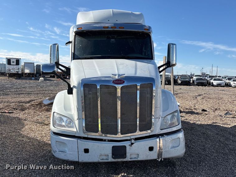image for item YA1916 2019 Peterbilt 579 semi truck