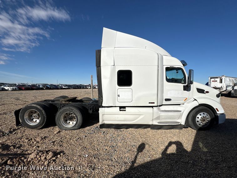 image for item YA1916 2019 Peterbilt 579 semi truck