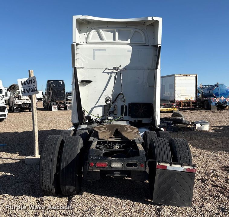 image for item YA1916 2019 Peterbilt 579 semi truck