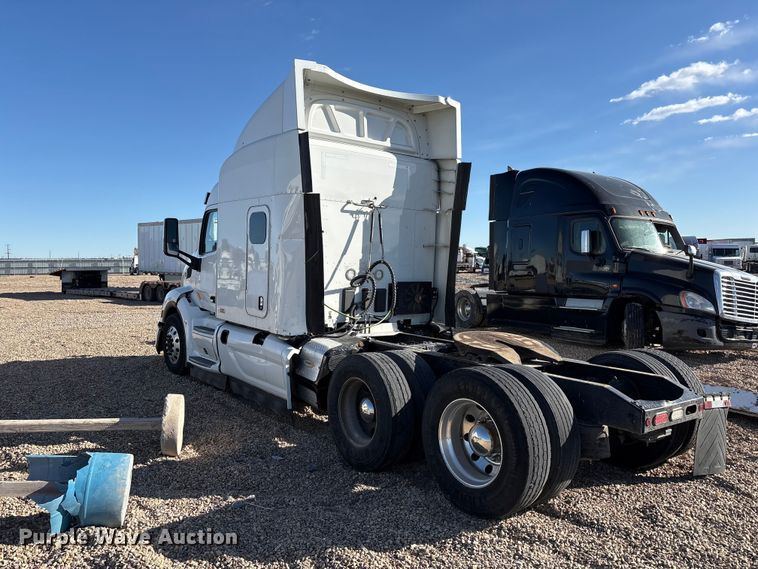 image for item YA1916 2019 Peterbilt 579 semi truck