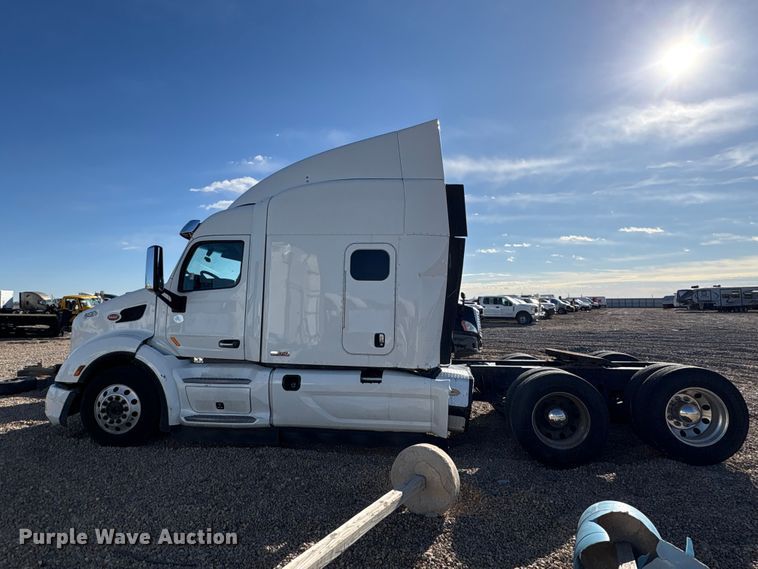 image for item YA1916 2019 Peterbilt 579 semi truck