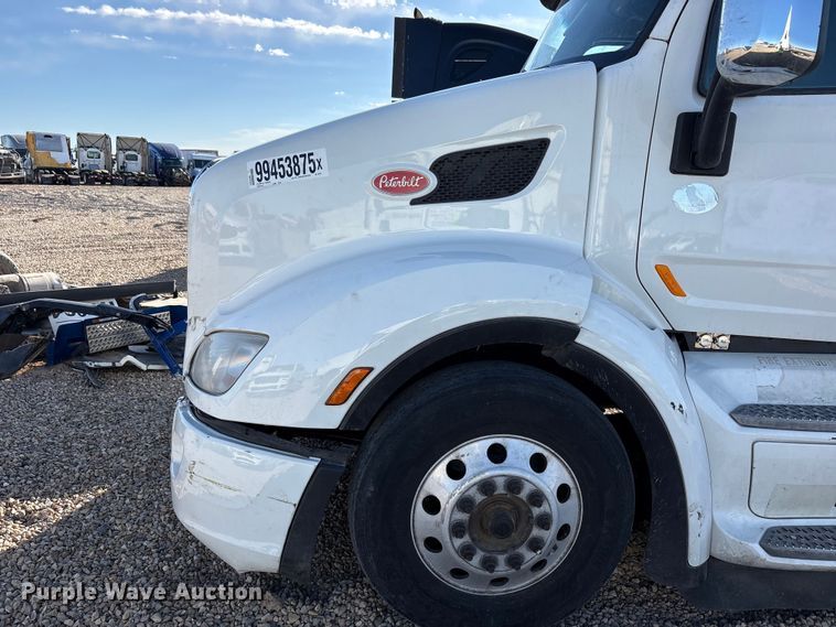 image for item YA1916 2019 Peterbilt 579 semi truck