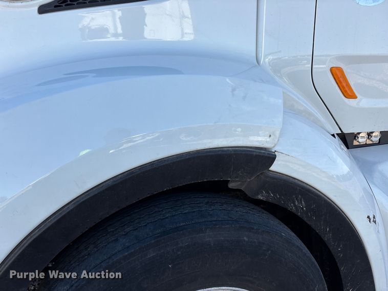 image for item YA1916 2019 Peterbilt 579 semi truck