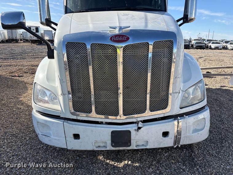 image for item YA1916 2019 Peterbilt 579 semi truck
